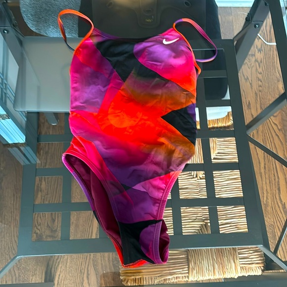 Like new NIKE swimsuit sz4 - Picture 1 of 3